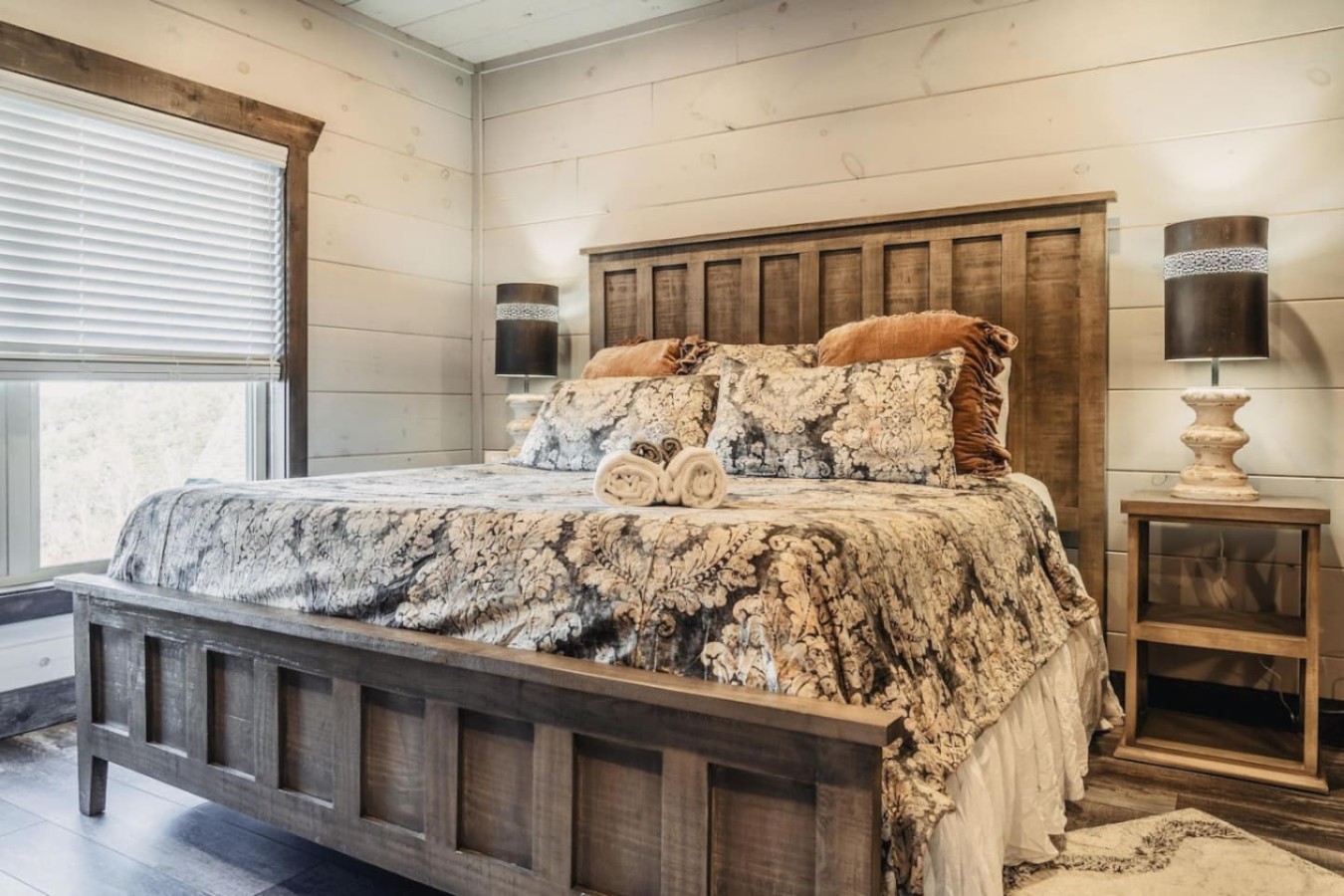 6BDR Cabin ~ Heated Pool l Arcade Games l Theater