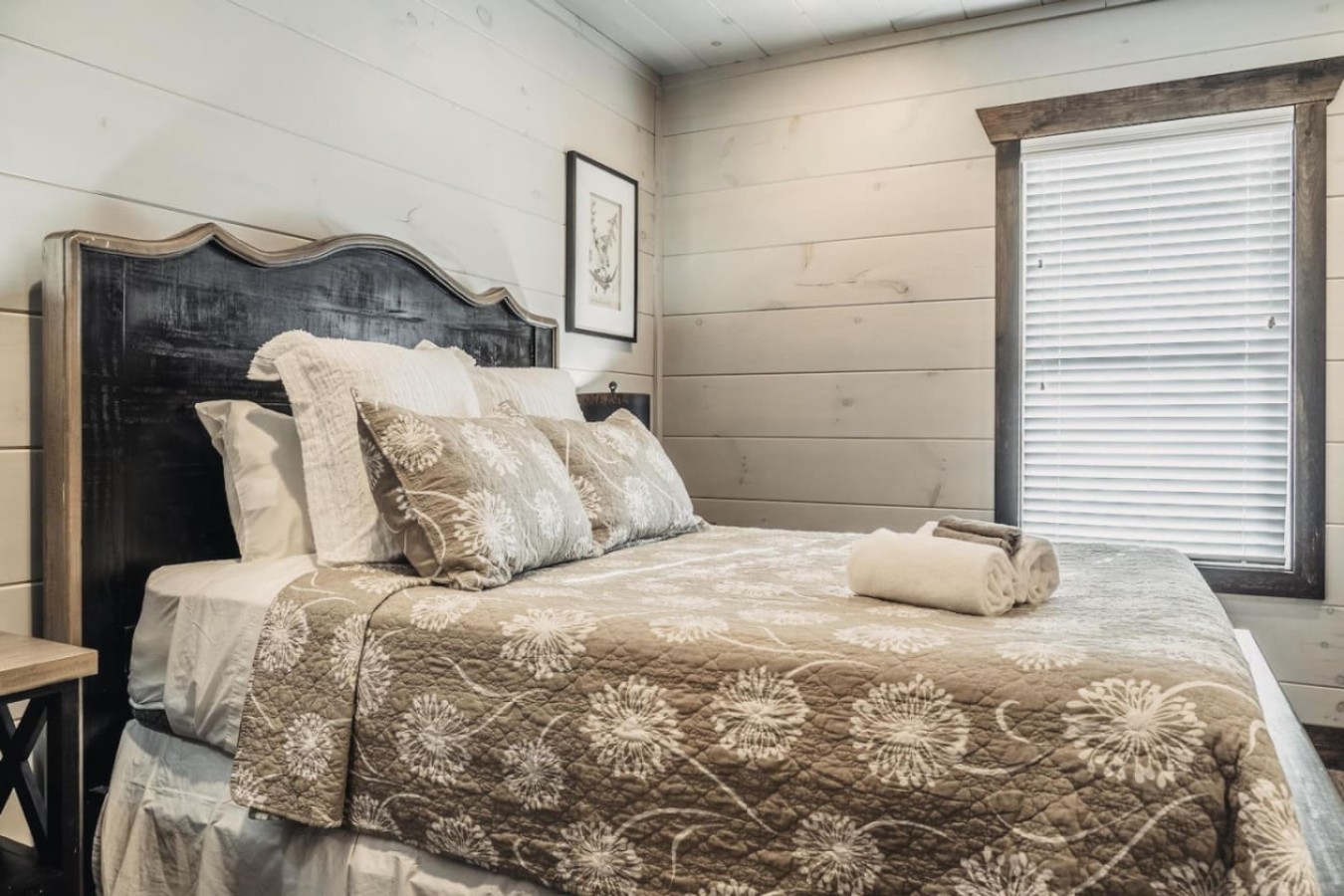 6BDR Cabin ~ Heated Pool l Arcade Games l Theater