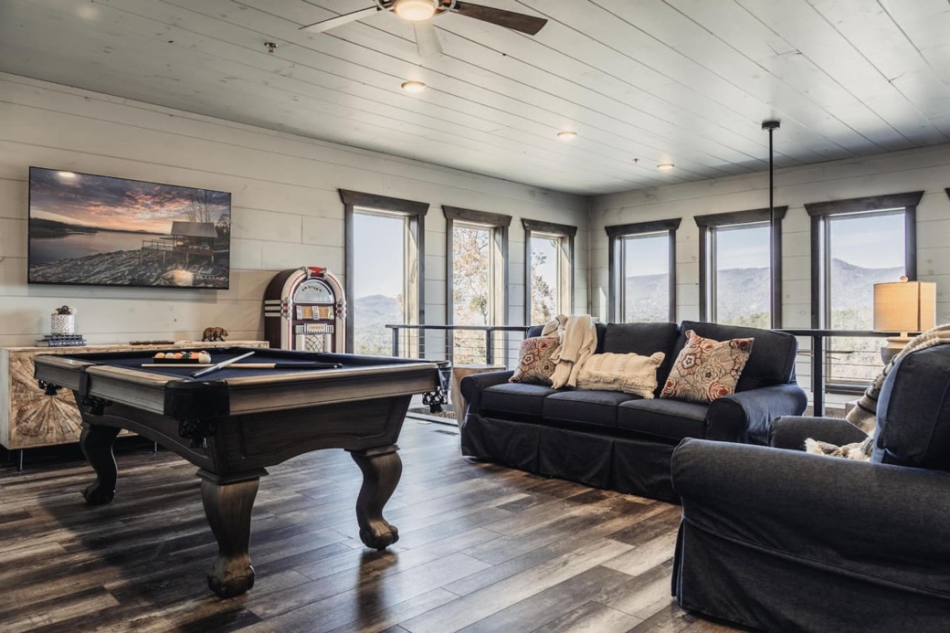 6BDR Cabin ~ Heated Pool l Arcade Games l Theater
