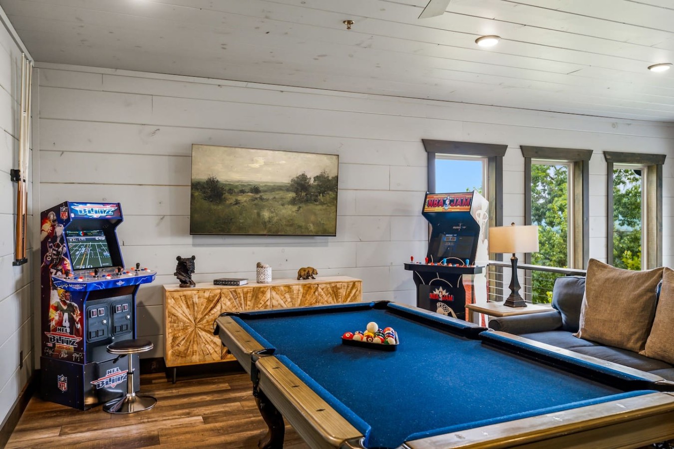 6BDR Cabin ~ Heated Pool l Arcade Games l Theater