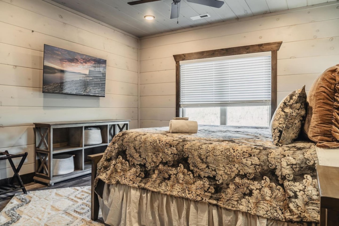 6BDR Cabin ~ Heated Pool l Arcade Games l Theater