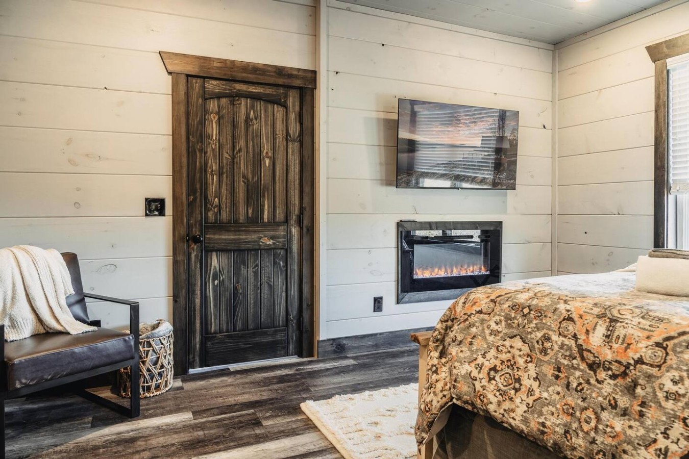 6BDR Cabin ~ Heated Pool l Arcade Games l Theater