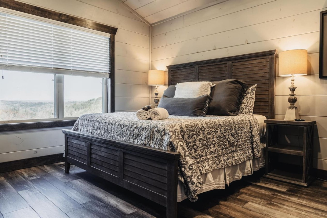 6BDR Cabin ~ Heated Pool l Arcade Games l Theater