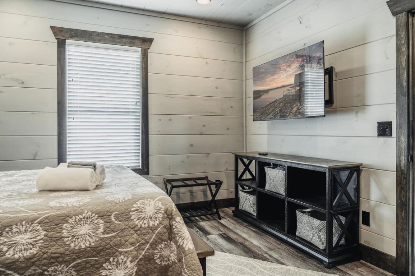 6BDR Cabin ~ Heated Pool l Arcade Games l Theater