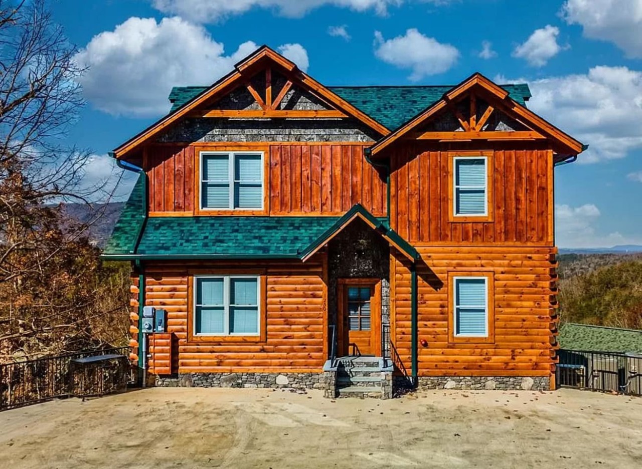 6BDR Cabin ~ Heated Pool l Arcade Games l Theater