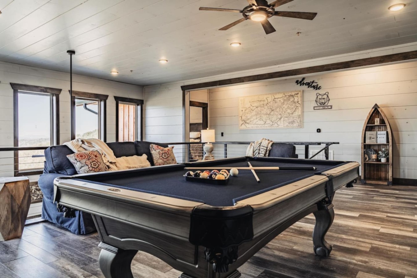 6BDR Cabin ~ Heated Pool l Arcade Games l Theater