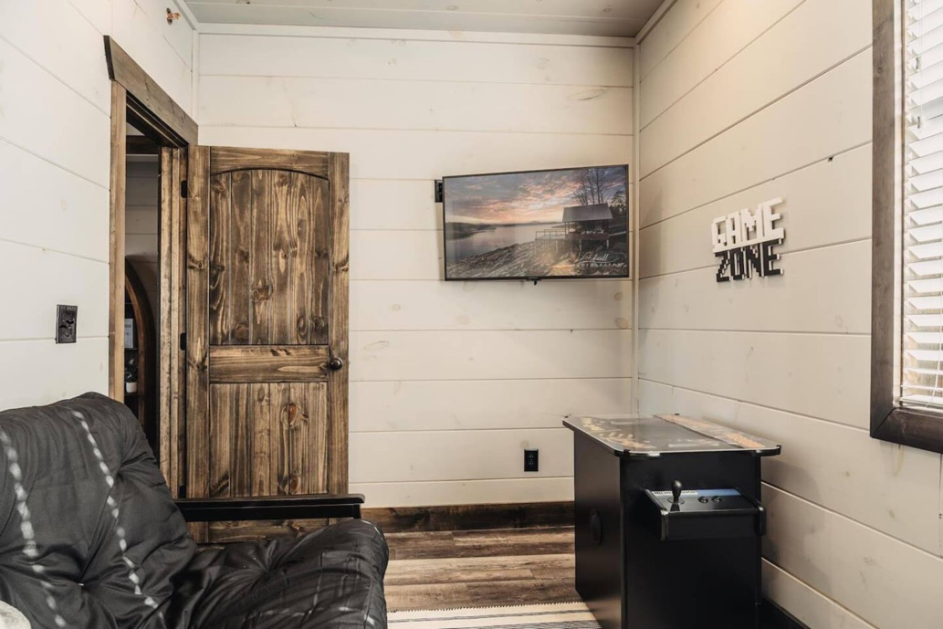 6BDR Cabin ~ Heated Pool l Arcade Games l Theater