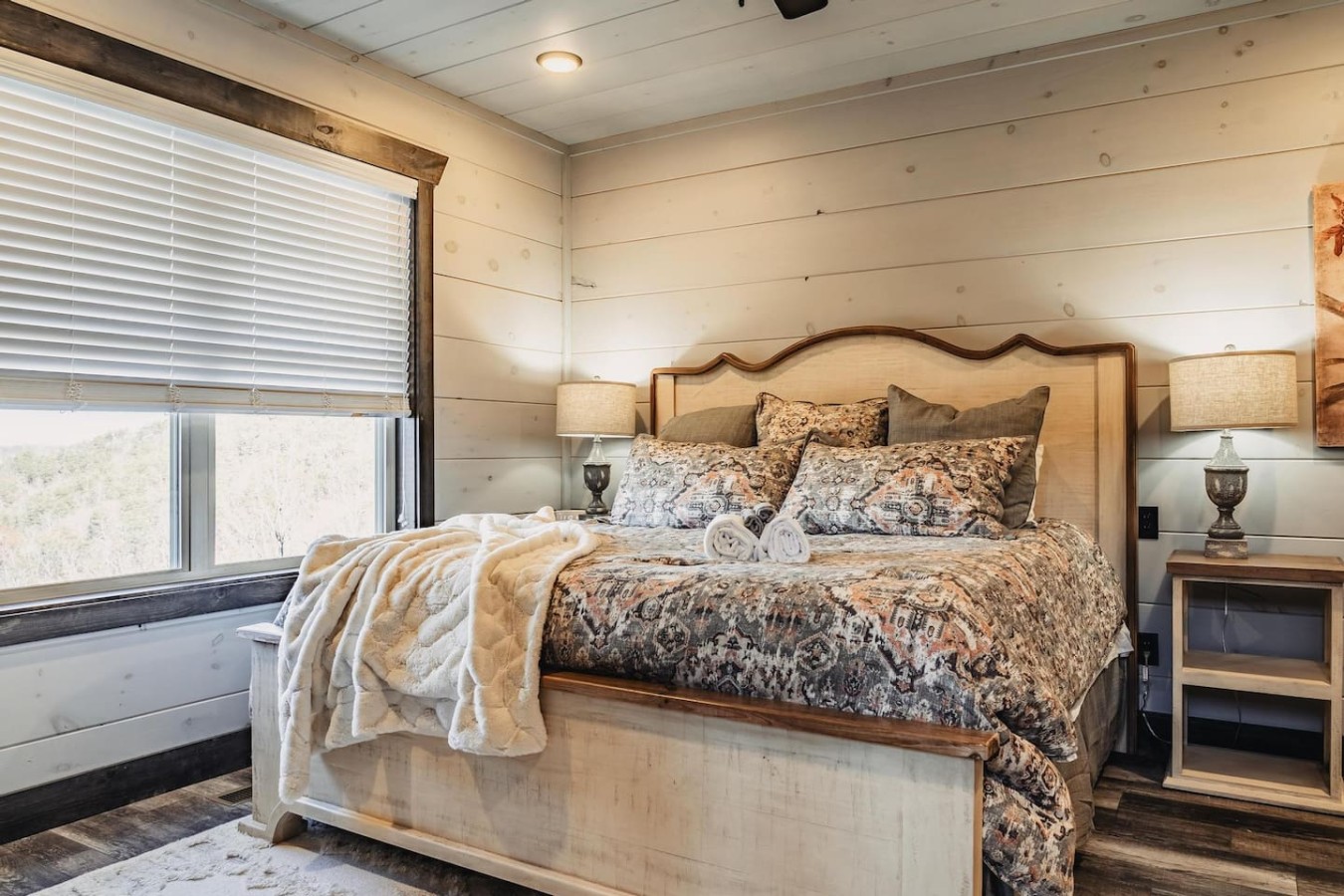 6BDR Cabin ~ Heated Pool l Arcade Games l Theater