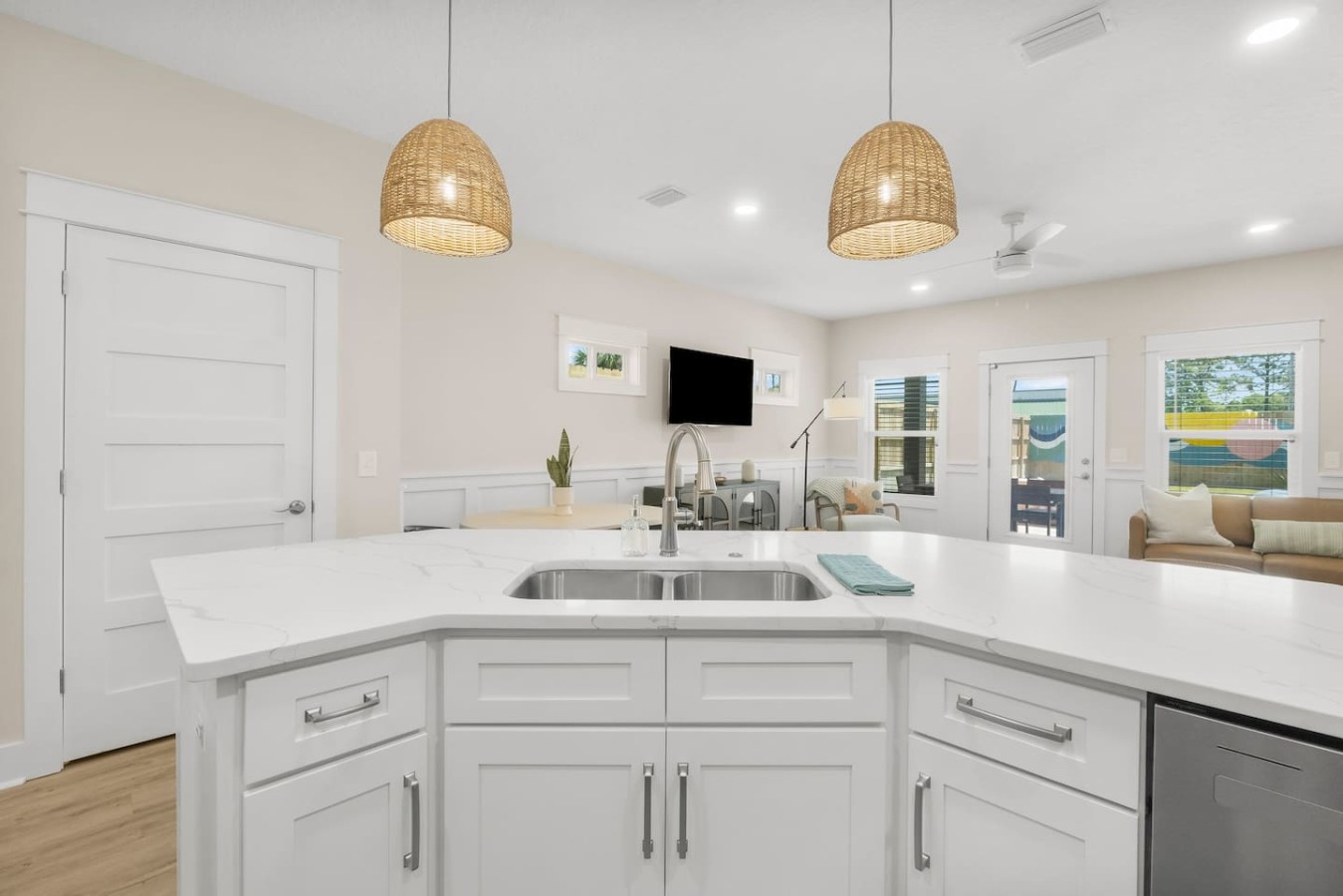 8BDR - Luxury Home l Steps from Ocean l 2 Pools