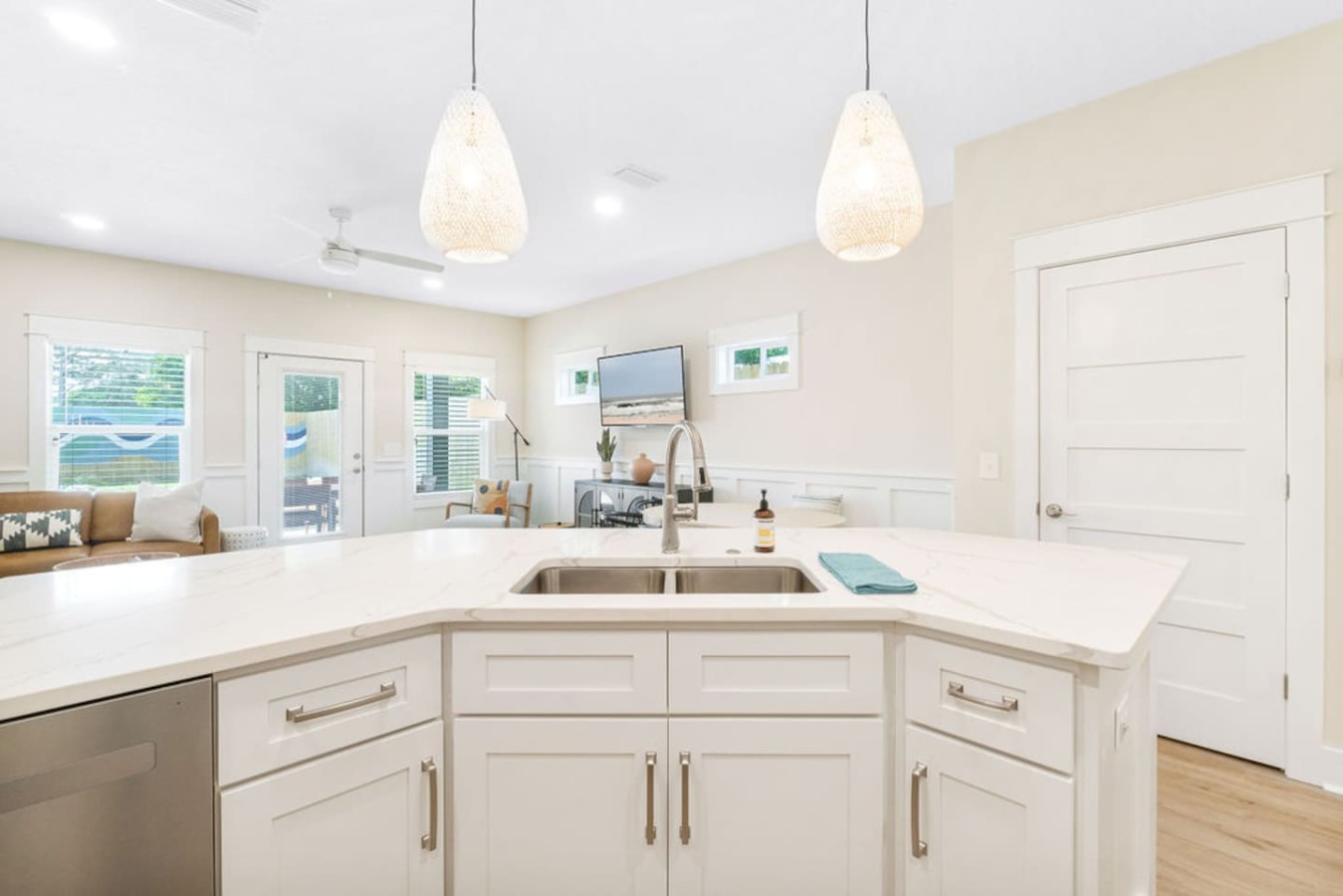 8BDR - Luxury Home l Steps from Ocean l 2 Pools