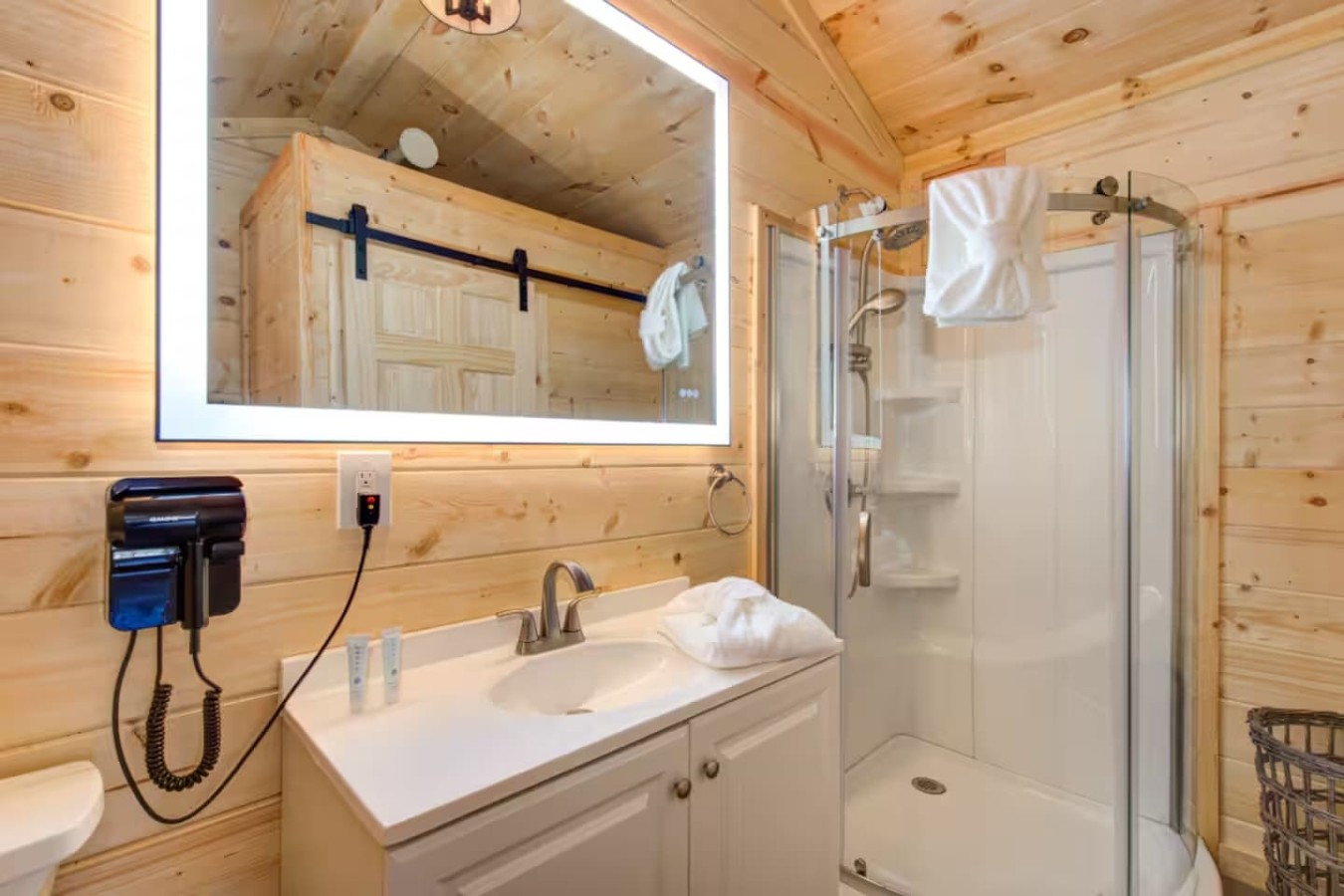 3BR Modern Farmhouse l Heated Pool, HotTub, Trails