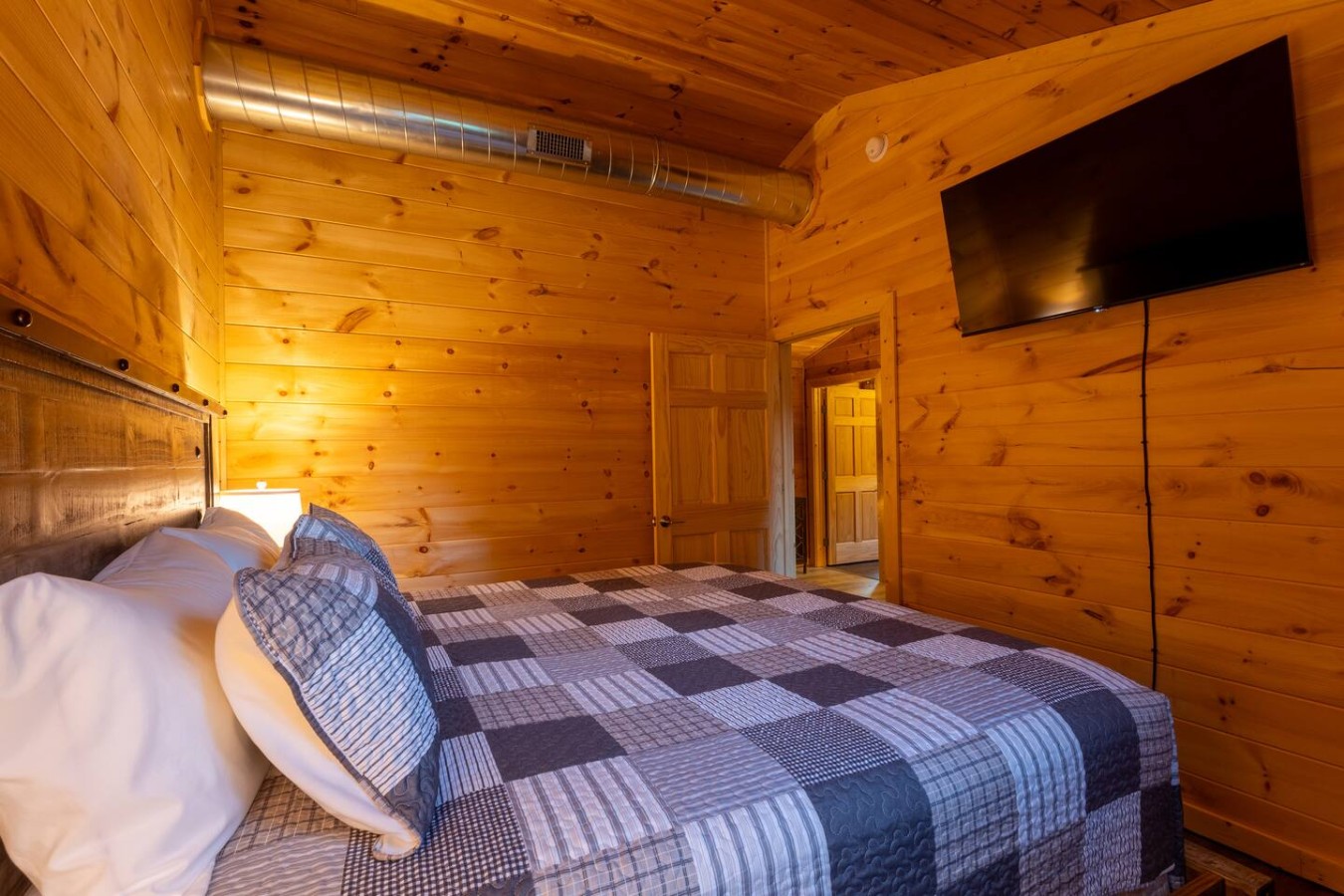 3BR Modern Farmhouse l Heated Pool, HotTub, Trails