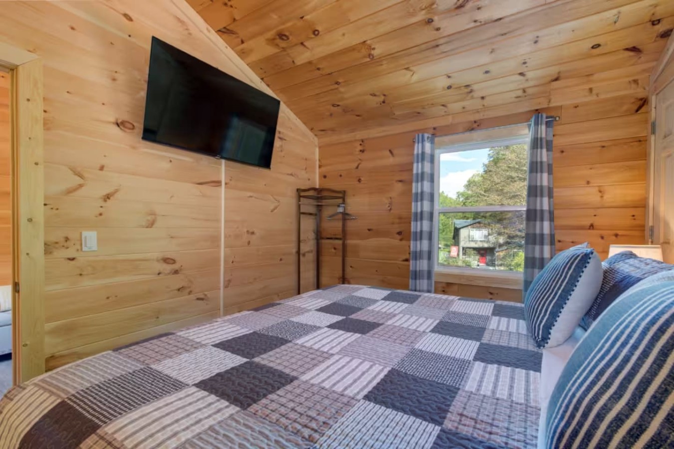 3BR Modern Farmhouse l Heated Pool, HotTub, Trails