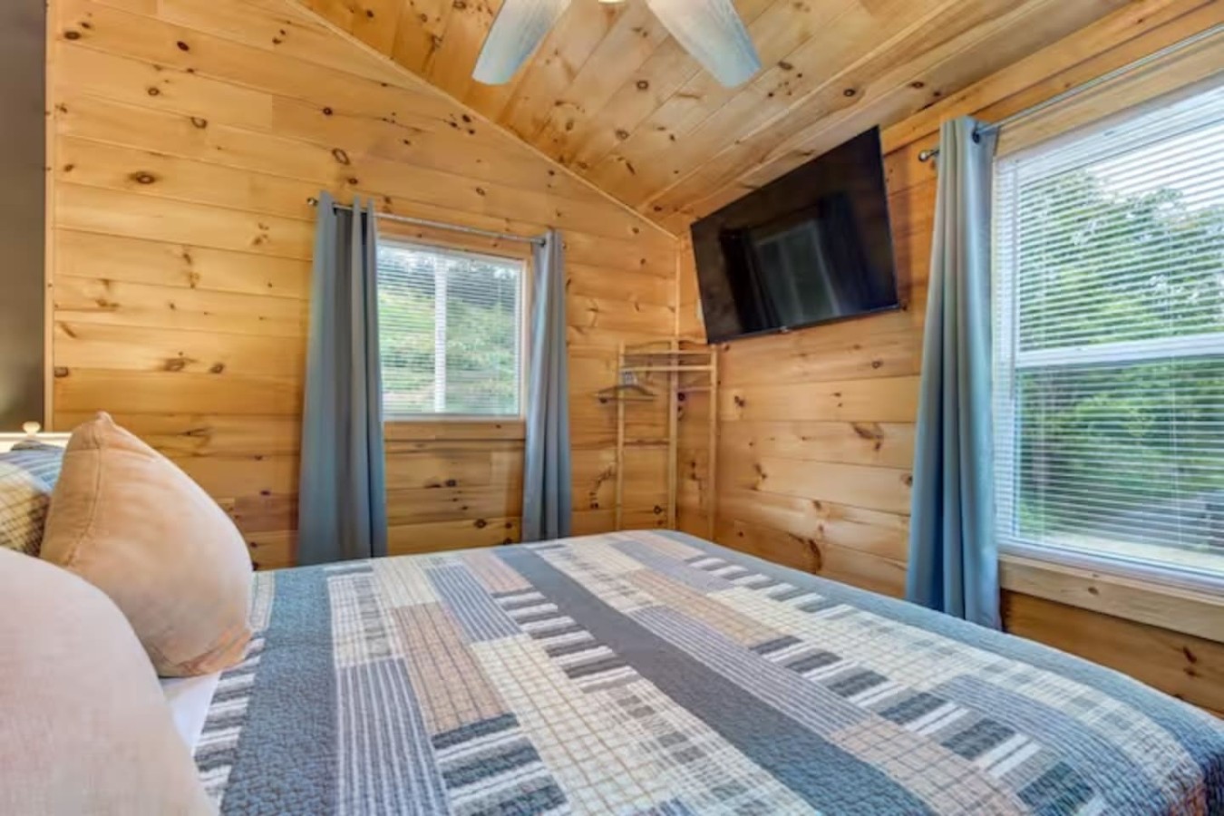 3BR Modern Farmhouse l Heated Pool, HotTub, Trails