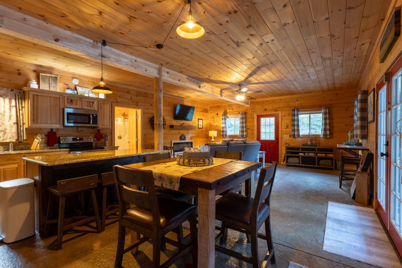 5BDR Modern Farm Compound: Pool, Hot Tubs, Trails