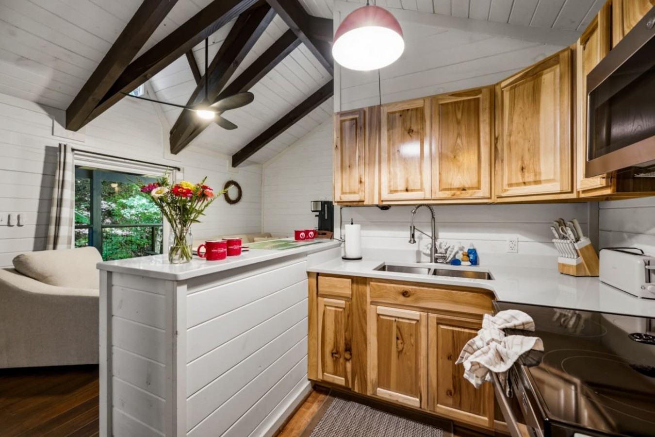 5BDR Modern Farm Compound: Pool, Hot Tubs, Trails