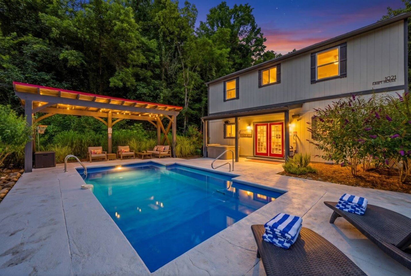 5BDR Modern Farm Compound: Pool, Hot Tubs, Trails