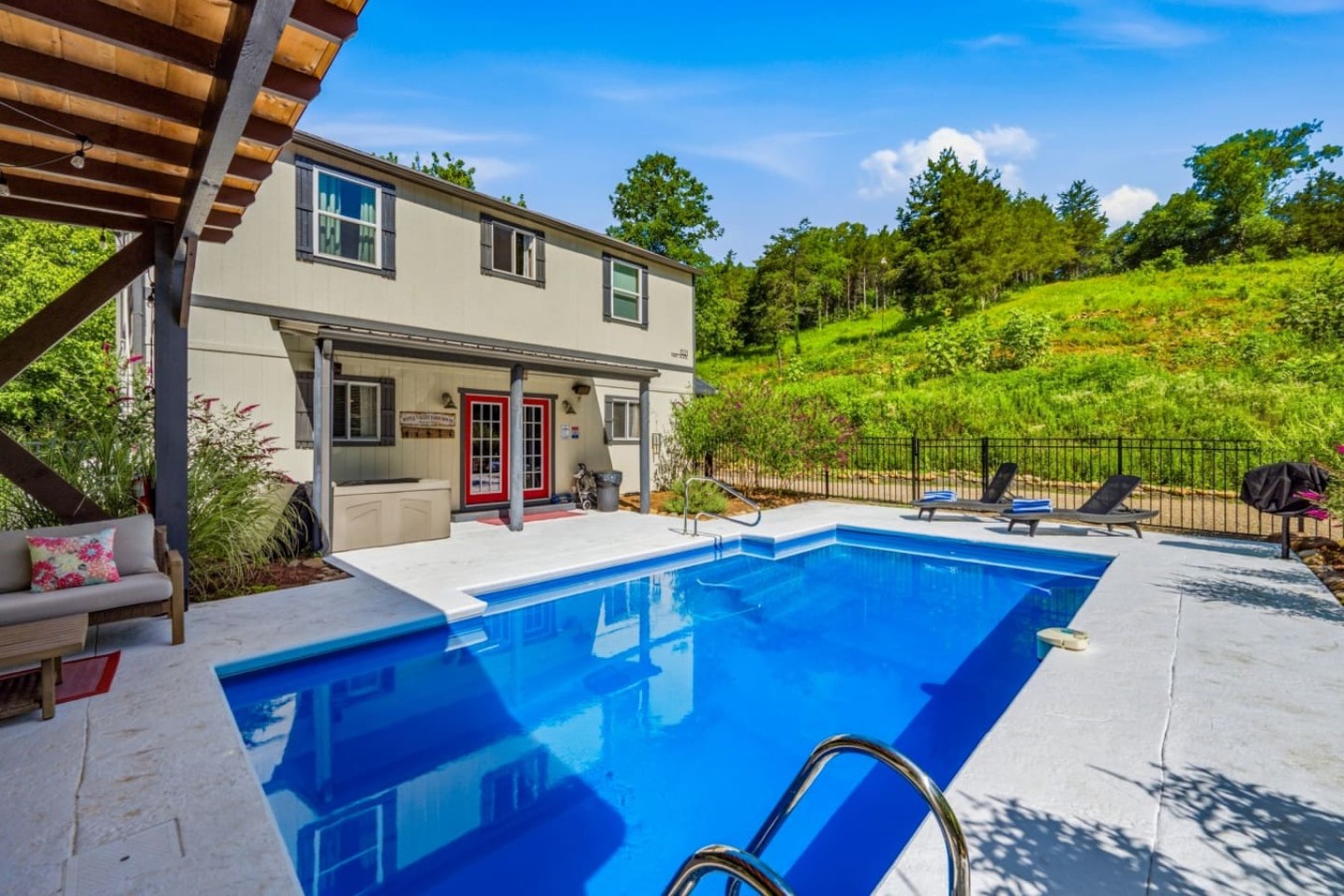 5BDR Modern Farm Compound: Pool, Hot Tubs, Trails