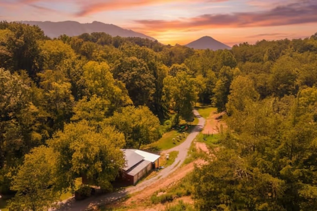 5BDR Modern Farm Compound: Pool, Hot Tubs, Trails