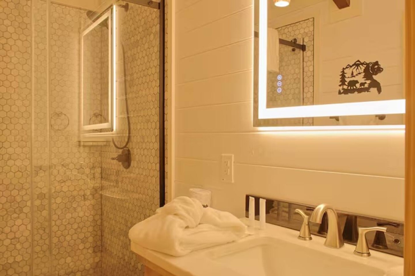 5BDR Modern Farm Compound: Pool, Hot Tubs, Trails
