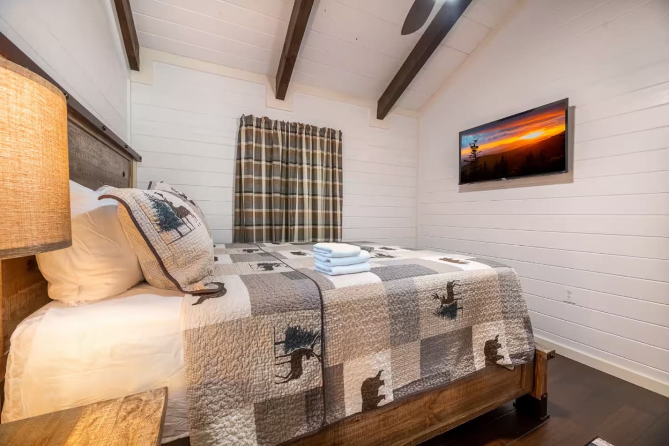 5BDR Modern Farm Compound: Pool, Hot Tubs, Trails