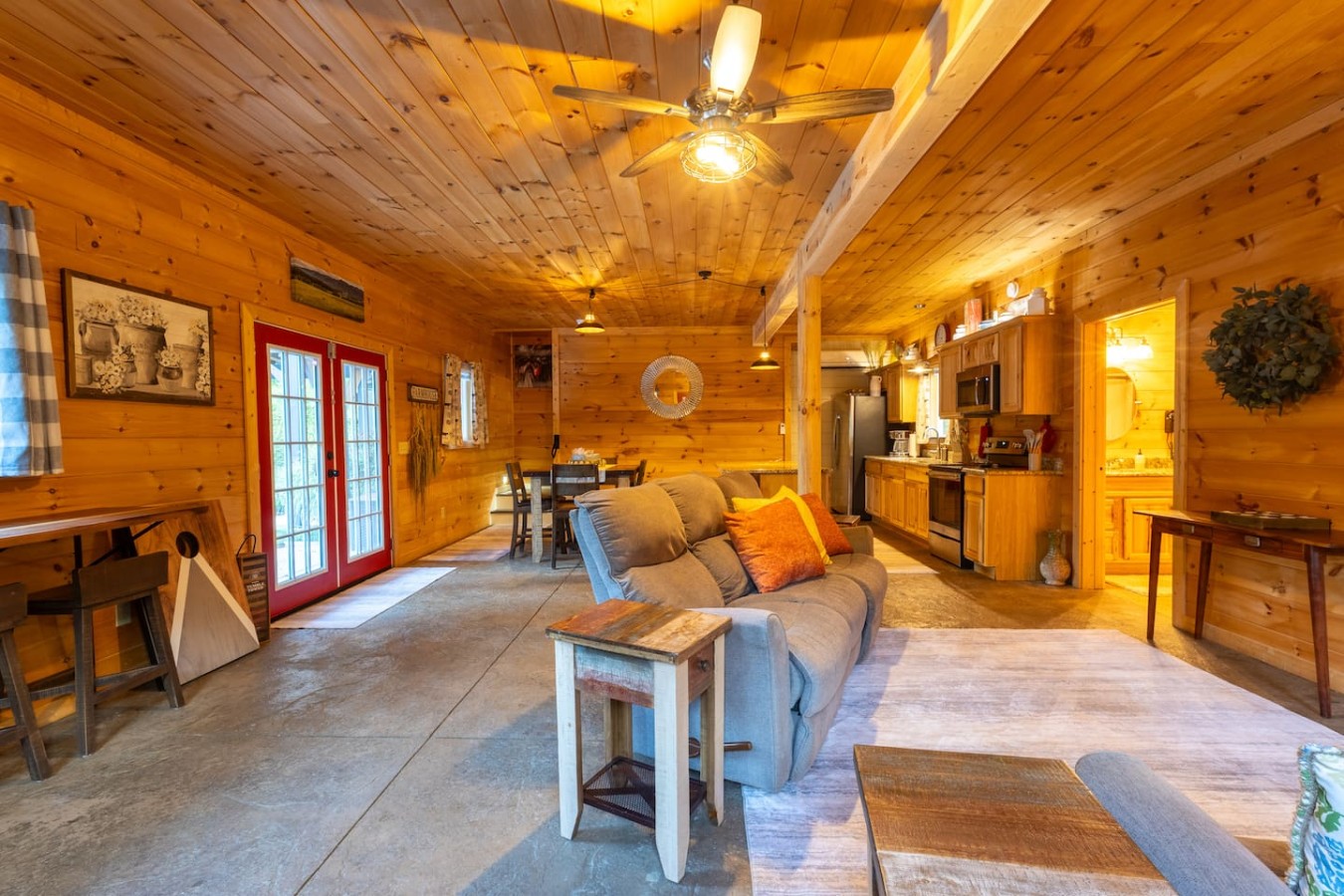 5BDR Modern Farm Compound: Pool, Hot Tubs, Trails