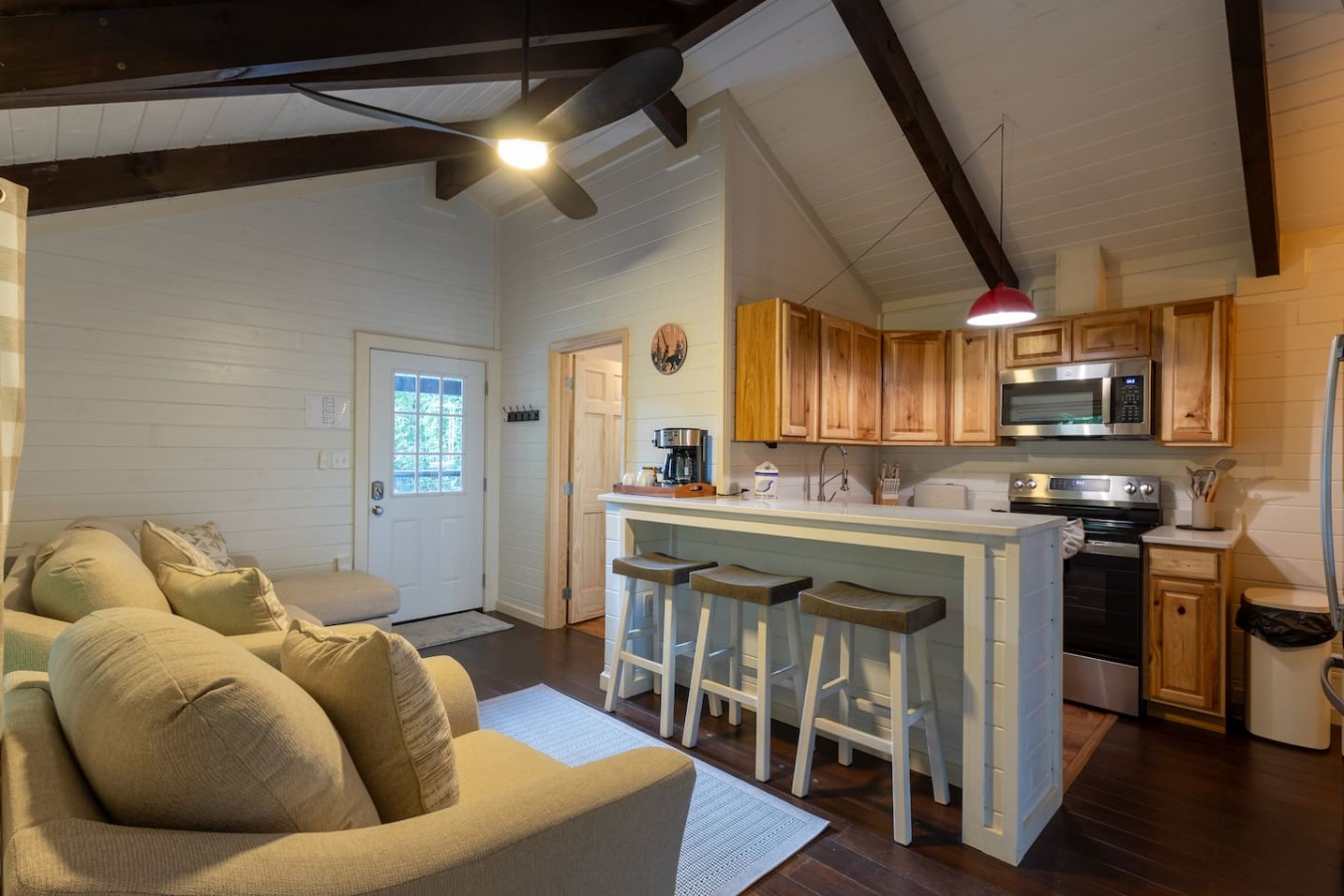 5BDR Modern Farm Compound: Pool, Hot Tubs, Trails