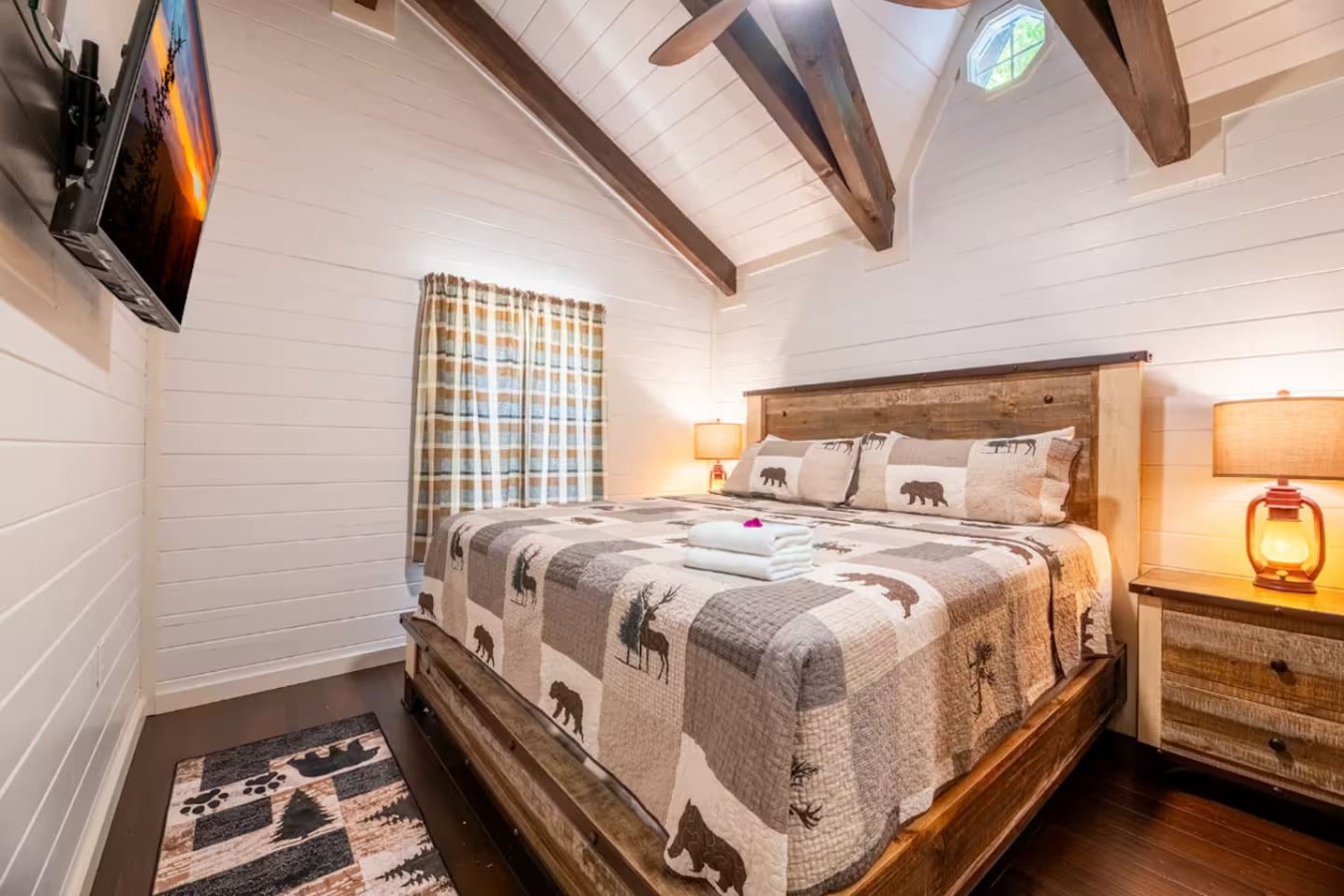 5BDR Modern Farm Compound: Pool, Hot Tubs, Trails