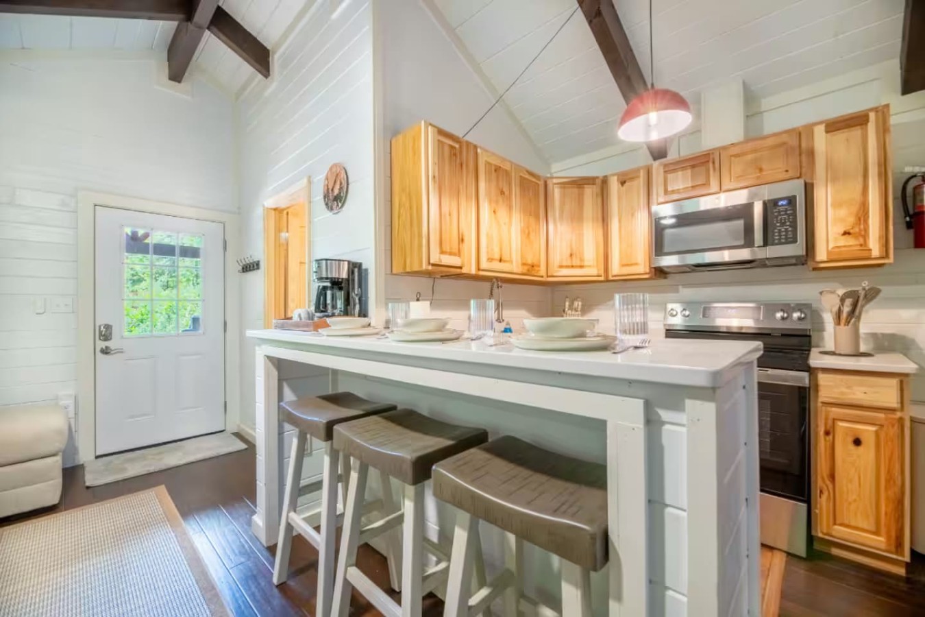 5BDR Modern Farm Compound: Pool, Hot Tubs, Trails