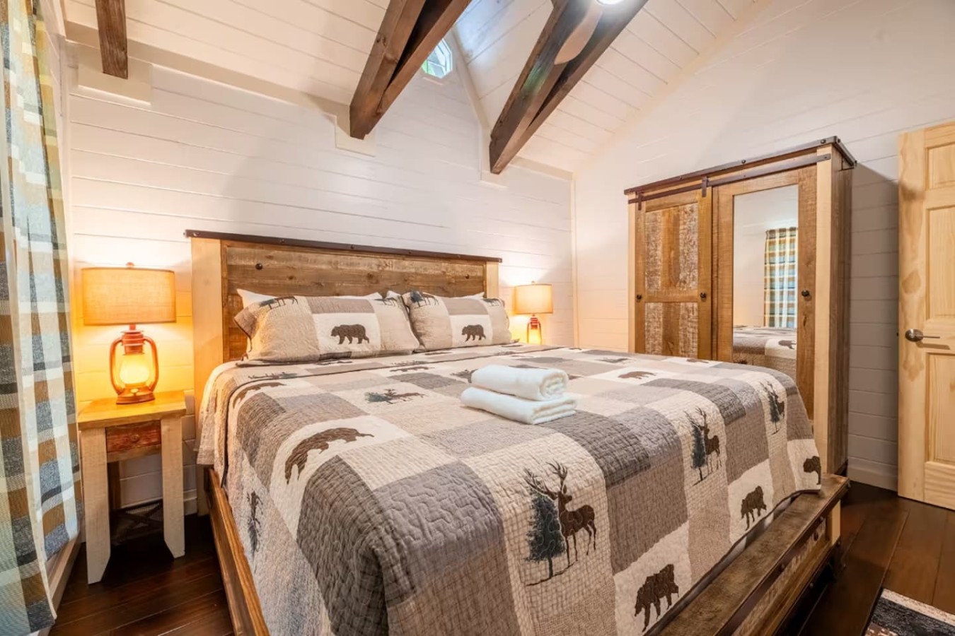 5BDR Modern Farm Compound: Pool, Hot Tubs, Trails