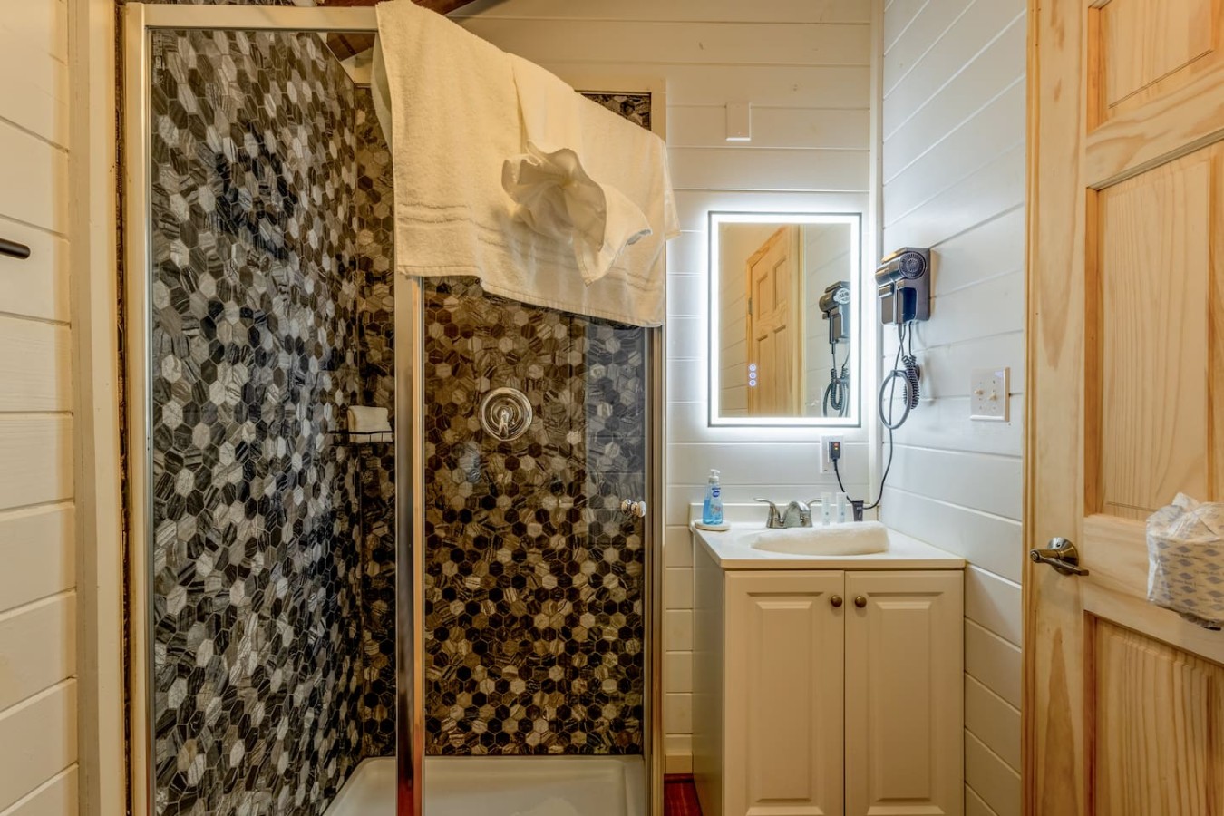 5BDR Modern Farm Compound: Pool, Hot Tubs, Trails