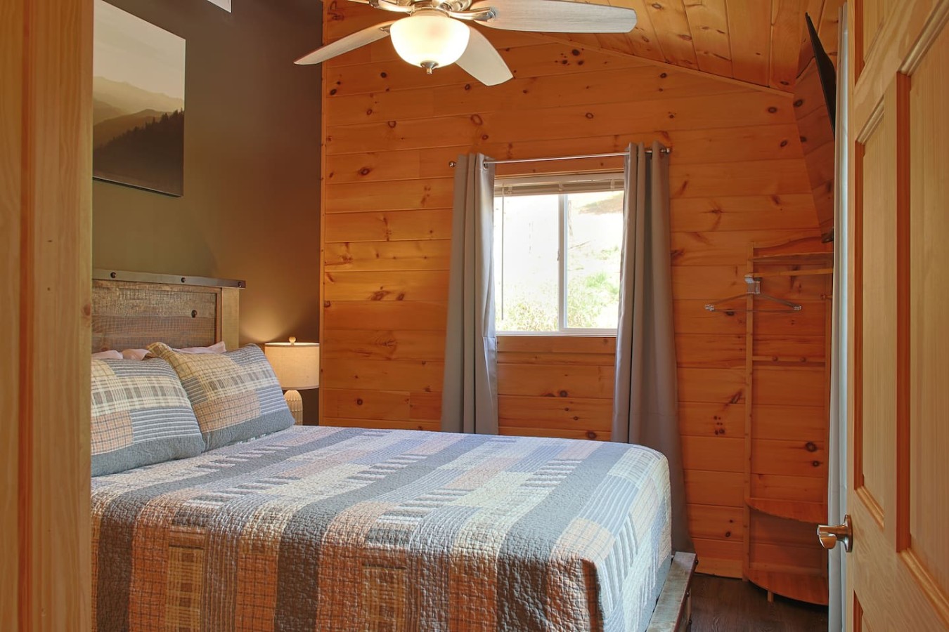 5BDR Modern Farm Compound: Pool, Hot Tubs, Trails