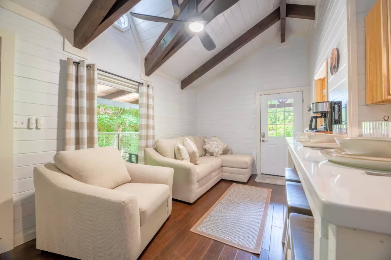 5BDR Modern Farm Compound: Pool, Hot Tubs, Trails