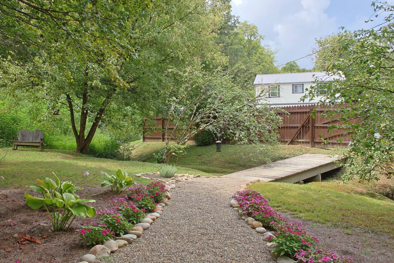 5BDR Modern Farm Compound: Pool, Hot Tubs, Trails