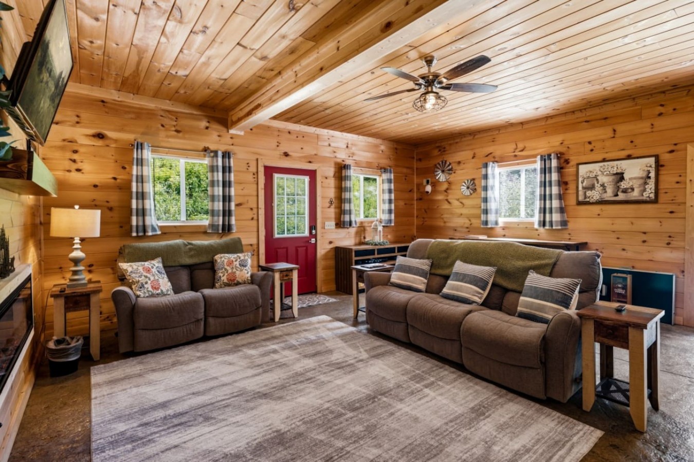 5BDR Modern Farm Compound: Pool, Hot Tubs, Trails