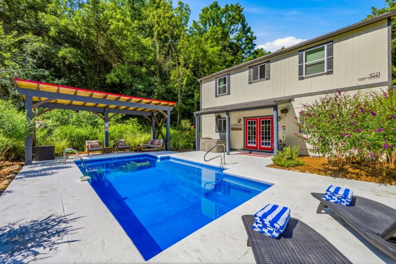 5BDR Modern Farm Compound: Pool, Hot Tubs, Trails