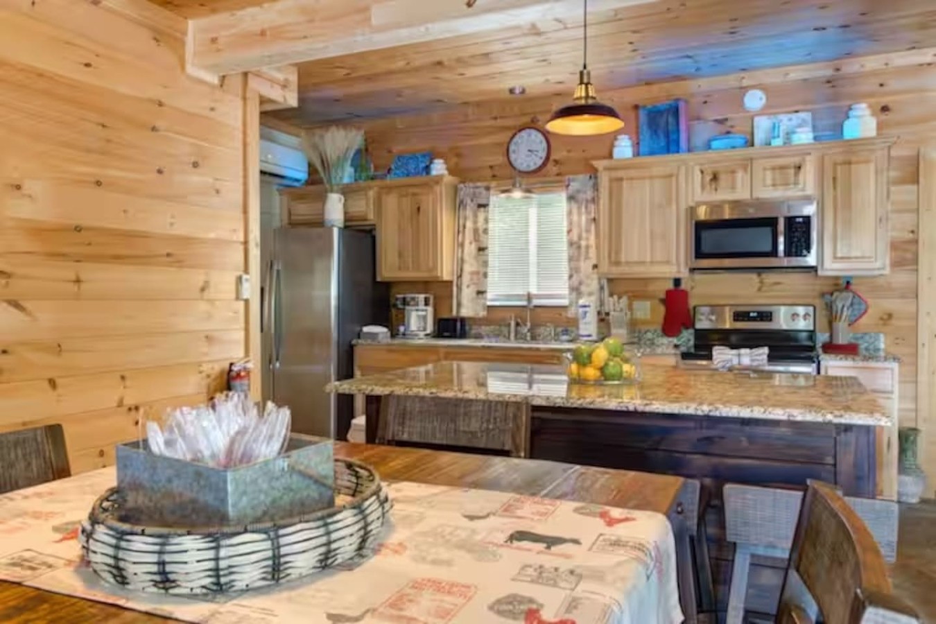 5BDR Modern Farm Compound: Pool, Hot Tubs, Trails