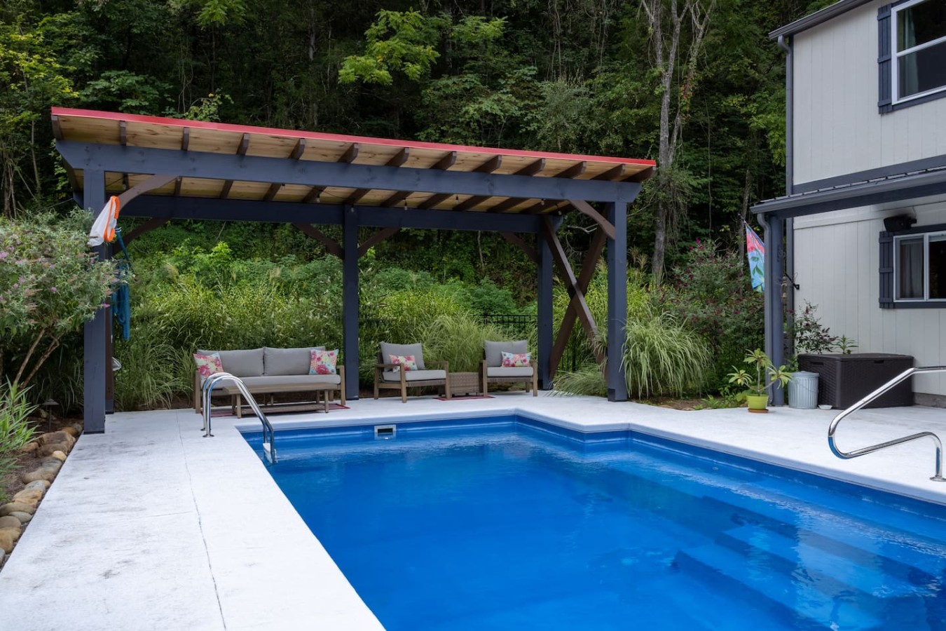 5BDR Modern Farm Compound: Pool, Hot Tubs, Trails