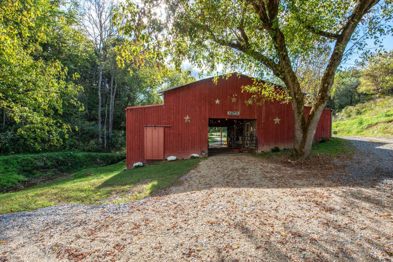 5BDR Modern Farm Compound: Pool, Hot Tubs, Trails