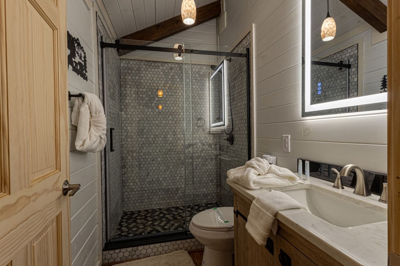 5BDR Modern Farm Compound: Pool, Hot Tubs, Trails