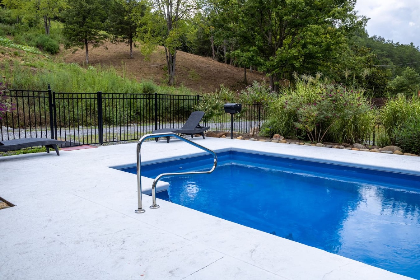 5BDR Modern Farm Compound: Pool, Hot Tubs, Trails
