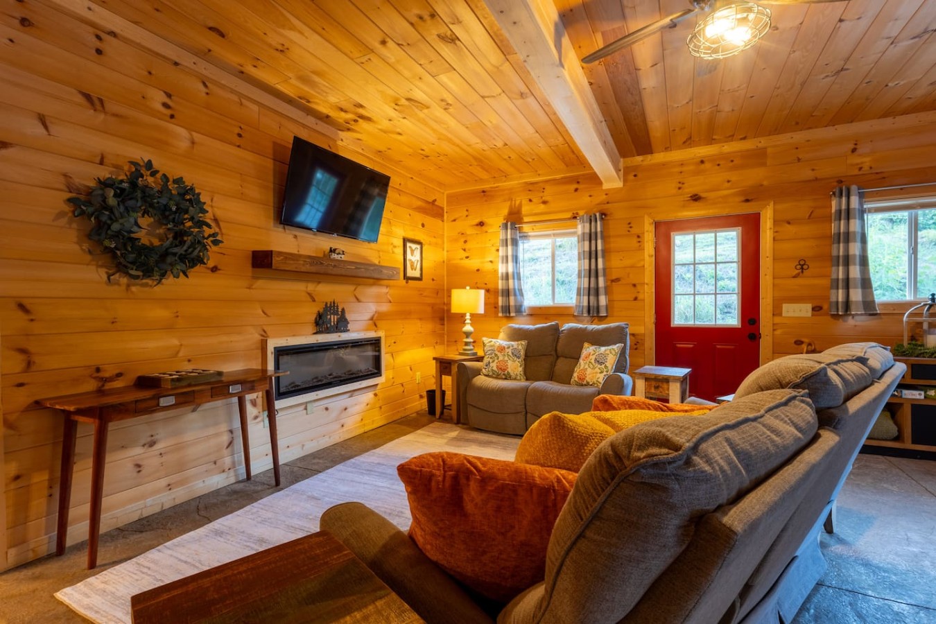 5BDR Modern Farm Compound: Pool, Hot Tubs, Trails