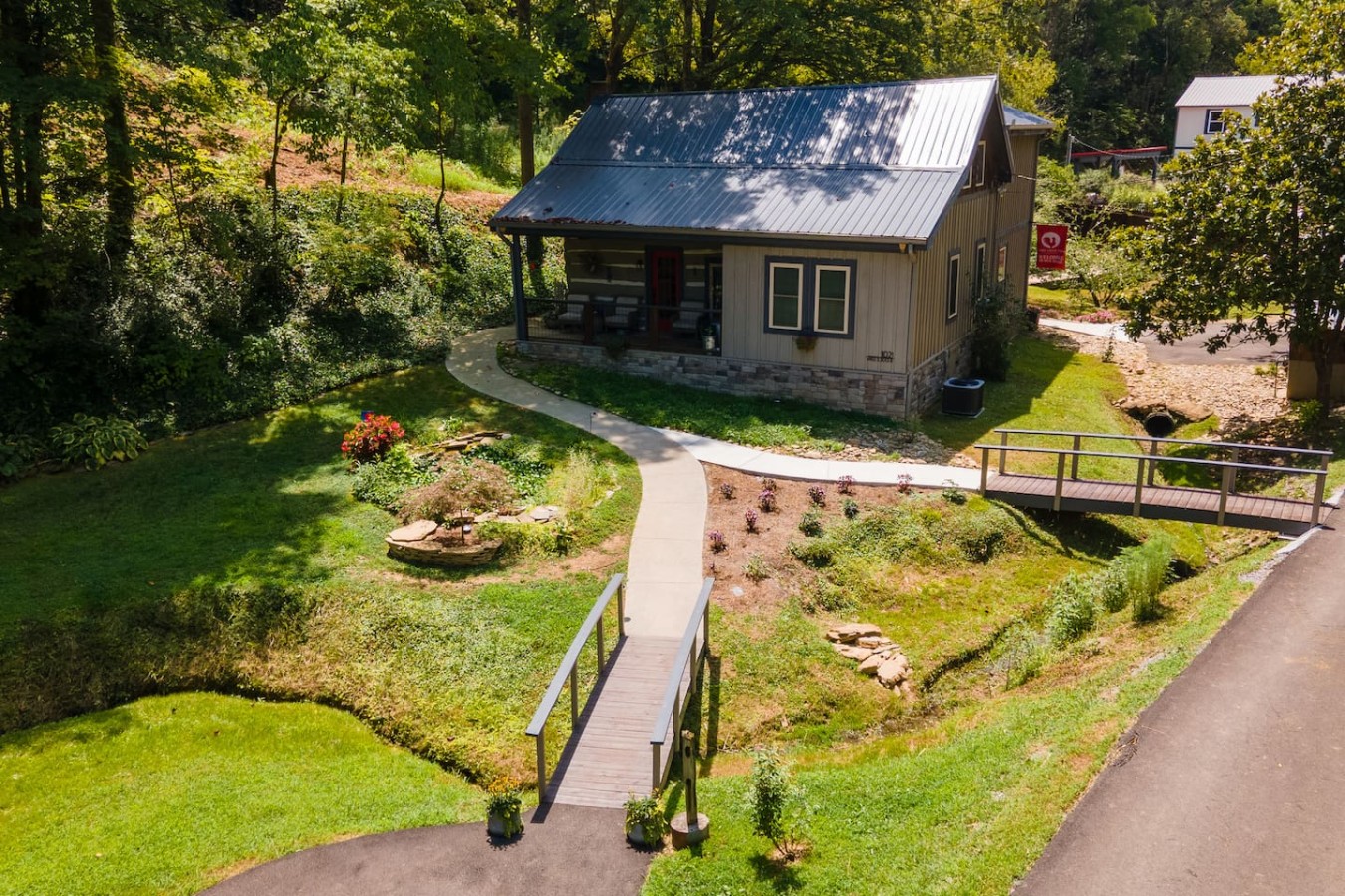 5BDR Modern Farm Compound: Pool, Hot Tubs, Trails