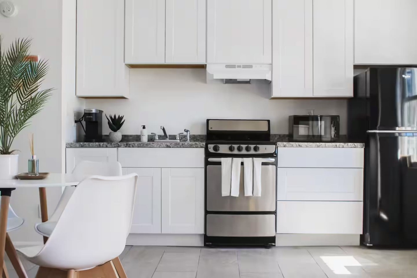 Pet friendly | 5 min walk to sand | full kitchen