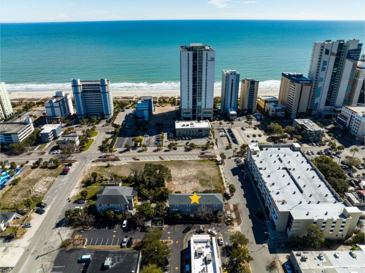 Steps from the Beach l Full Kitchen l Top Floor
