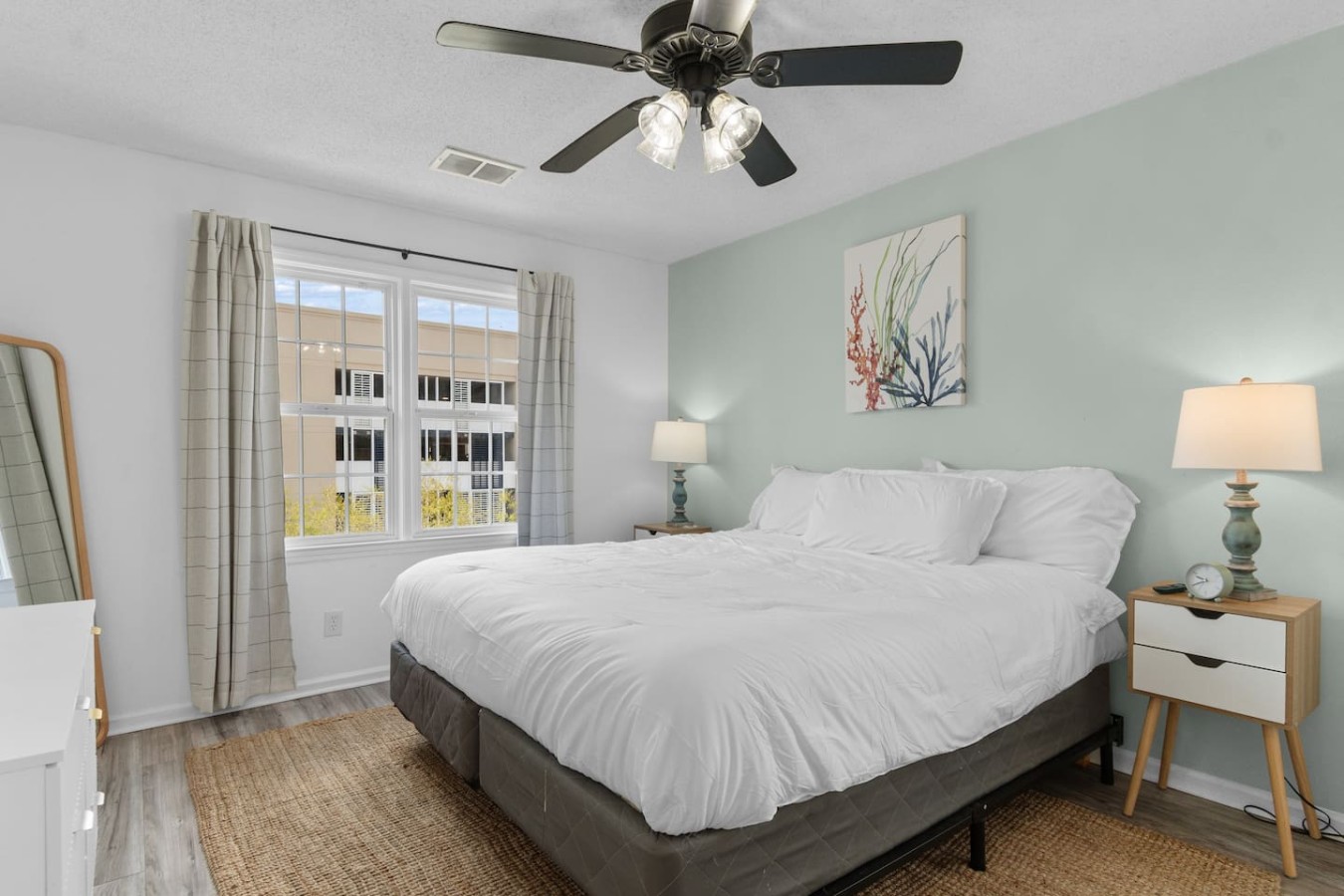 Steps from the Beach l Full Kitchen l Top Floor