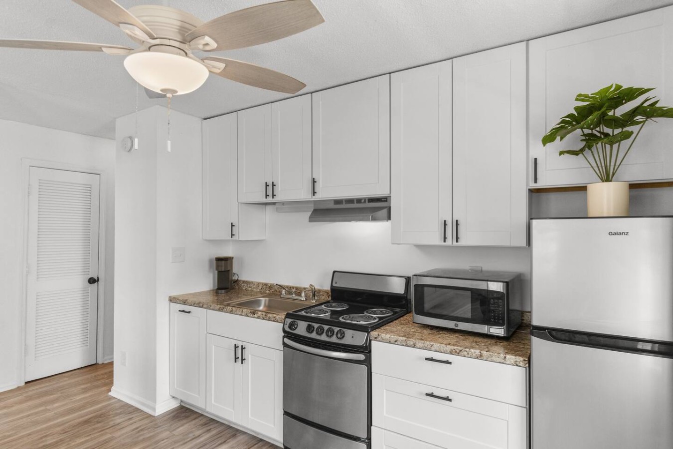 Steps from the Beach l Full Kitchen l Top Floor