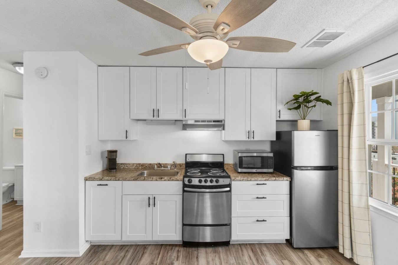 Steps from the Beach l Full Kitchen l Top Floor