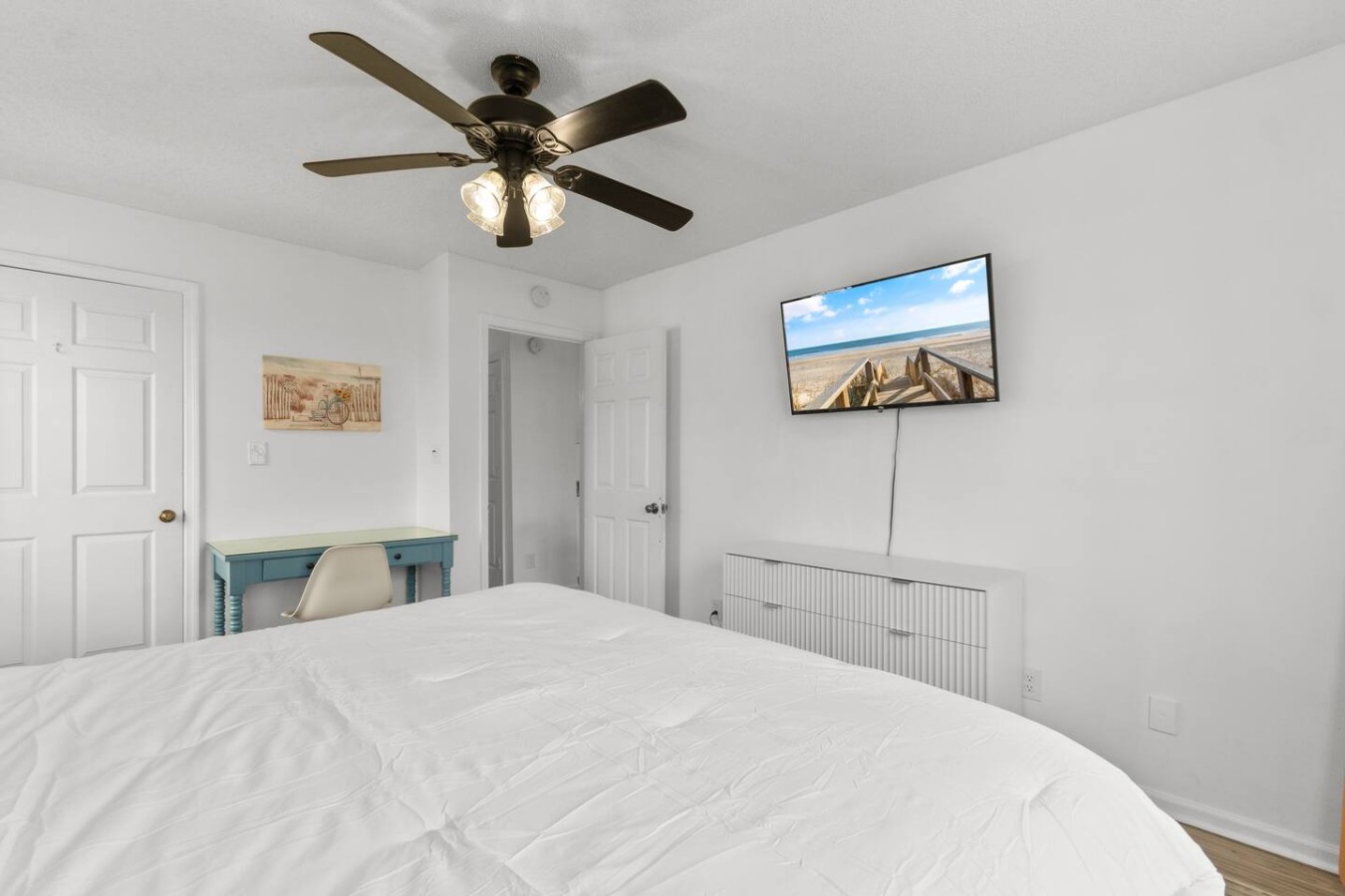 Steps from the Beach l Full Kitchen l Top Floor