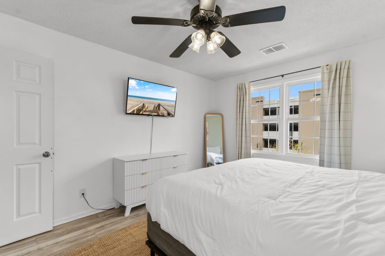 Steps from the Beach l Full Kitchen l Top Floor